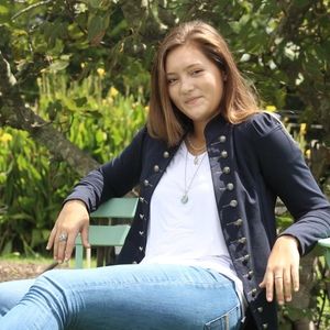 Meet your Posher, Caitlin